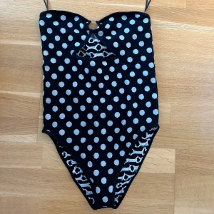 Prickig body - Cool prickig body från Zara i storlek M-L 🖤🤍 Endast testad