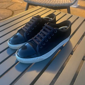 Lanvin - lanvins i den eftertraktade färgen navy blå i storlek uk 6, de är stora i storleken och sitter som 42. Skick 8,5/10 då de har lite defekter dels lacken i form av små creasningar och liten repa som syns på bilden. Annars toppskick. Fråga vid fundering