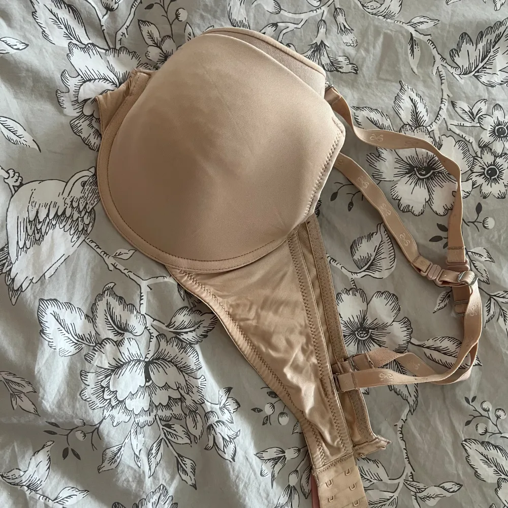 Bh från hunkemöller storlek 80D. Går att ta bort band så det blir en bandeau. Fint skick. Övrigt.