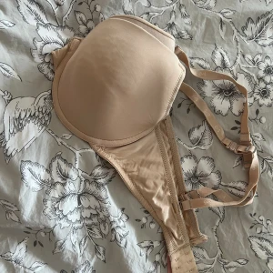 Bh - Bh från hunkemöller storlek 80D. Går att ta bort band så det blir en bandeau. Fint skick