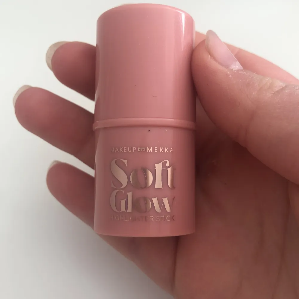 Soft glow highlighter stick från Makeup Mekka! Säljer för att jag typ aldrig använder det! Nästan oanvänt typ använt 1-2 gånger ytterst lite!❤️. Skönhet.