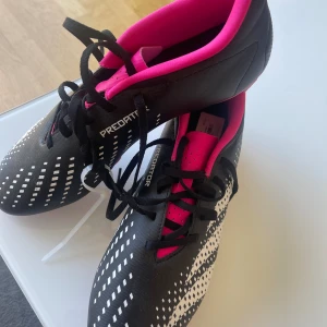 Fotboll skor  - Oanvända skor,storlek 44  Ordinarie pris 650kr, nya pris 350kr 