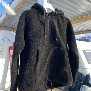Peak performance Ground Pile Hz Hood - Helt ny Peak performance Teddy hoodie säljer pga köpt fel storlek! Endast testad stl.M (Nypris 1499:-)