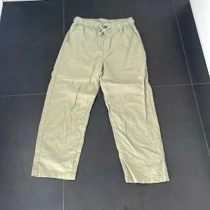 Linnebyxor - Gröna linnebyxor. Bra till sommar stil. 9-10 år men är stor i storleken. 10/10 i skick. Använda en eller två gånger.
