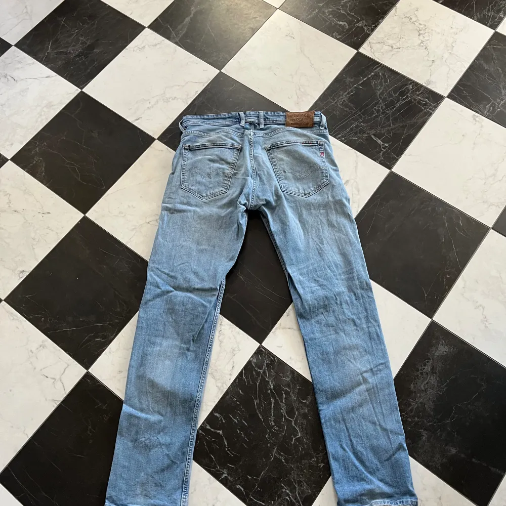 Replay grover jeans, storlek 32/32, skick 9/10 använda max 3 gånger, Slim fit, bara att skriva vid funderingar eller mer bilder ✌🏼🙌🏻. Jeans & Byxor.