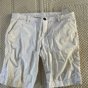 Dondup shorts  - Säljer ett par dondup shorts i storlek 164. Dessa är använda och har lite mindre förslitningsskador, därav priset. Säljes i befintligt skick.