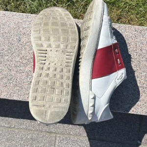 Valentino open - Ett par stilrena valentino open perfekta till sommaren nypris 6000. De är storlek 39 men passar 40