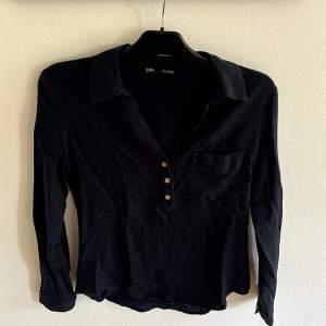 En mörkblå linneskjorta från Zara. Skjortan är i storlek S och endast använd ett fåtal gånger. 