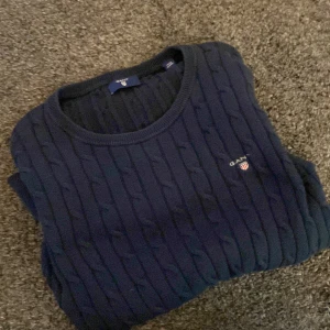 Gant tröja kabelstickad 170 - Tjena! Säljer nu min super fina gant tröja som är i ett jättefint skick då den är använd jätte lite! Säljer då den blivit för liten! Bara att höra av sig vid frågor svarar gärna😀😃 