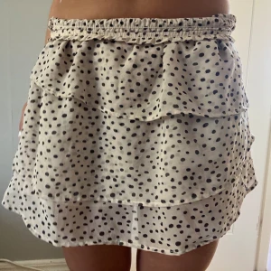 Volangkjol - Söt kjol från HMs barnavdelning. Strl XS men den är stretchig. Perfekt skick! Har vikt ner resårer på bilden. 