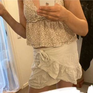 Söt kjol  - Jättesöt kjol som jag säljer då jag inte gillar hur den sitter på mig 💗  Obs den har ett litet hål (kolla bild 3) men det är inget som syns när man använder den! Använd cirka 3 ggr förra sommaren!  💗💗 