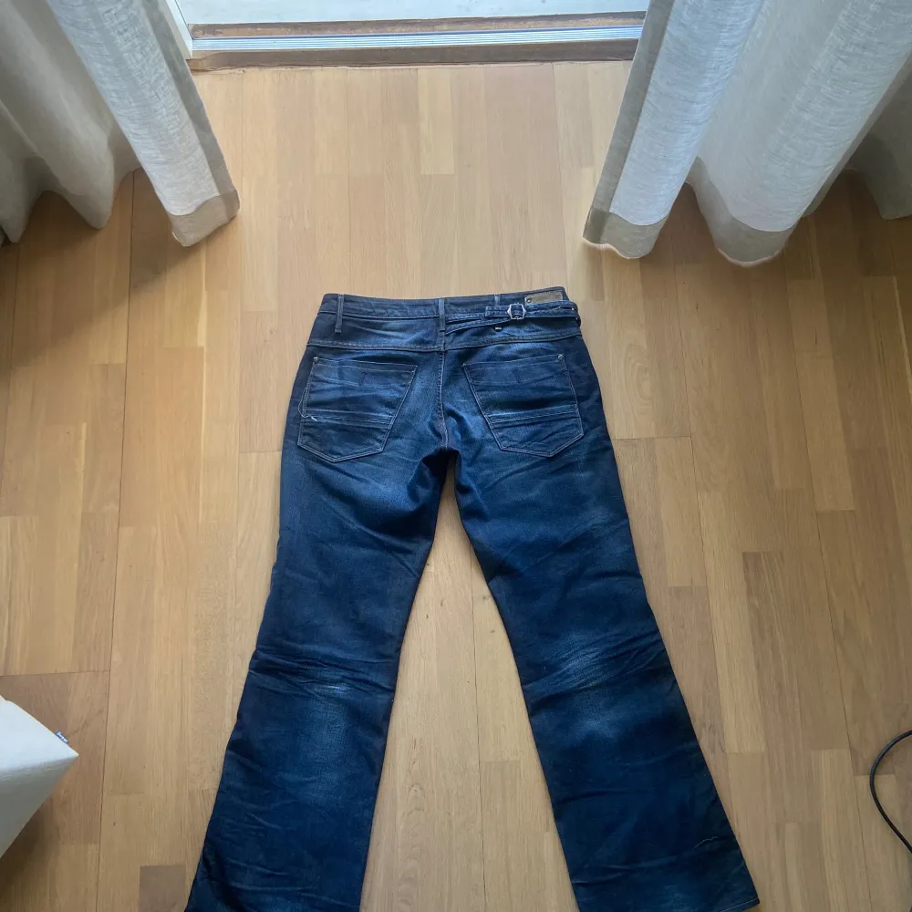 Säljer dessa feta G-Star jeans i en mörk wash. Storlek 31/32, passar dig som är runt 180. Bara att skriva vid minsta fundering eller för fler bilder! . Jeans & Byxor.