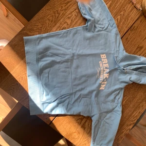 Break in Hoodie  - Skick 7/10 säljer min merchsweden hoodie eftersom jag växt ur den. Storlek S