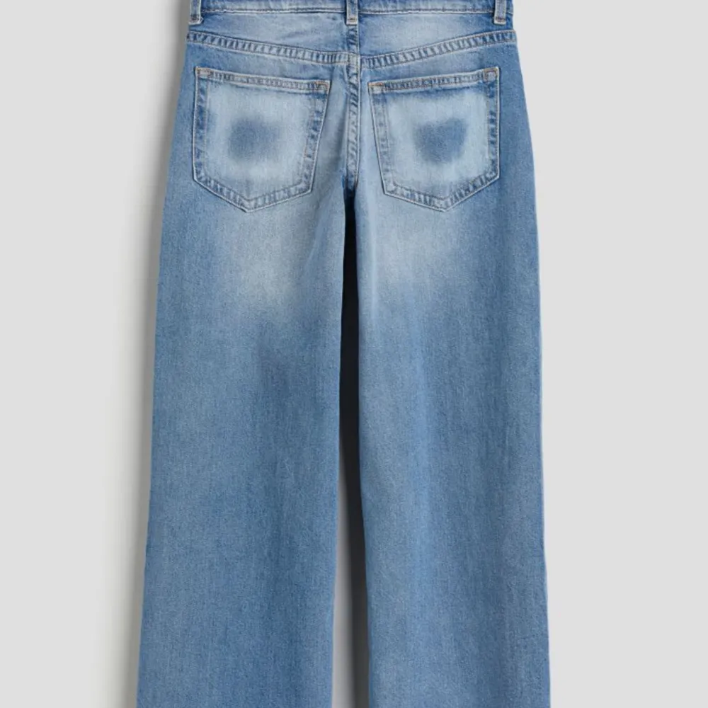 Säljer dessa jeans då jag har aldrig använt dom. Helt nya. . Jeans & Byxor.