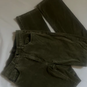 Fendi Manchester byxor - OlivGröna Vintage Fendi manchesterbyxor i fint skick strl 34 (passar Xs- s) de är stretchiga. 1 skärphälla är lagad 