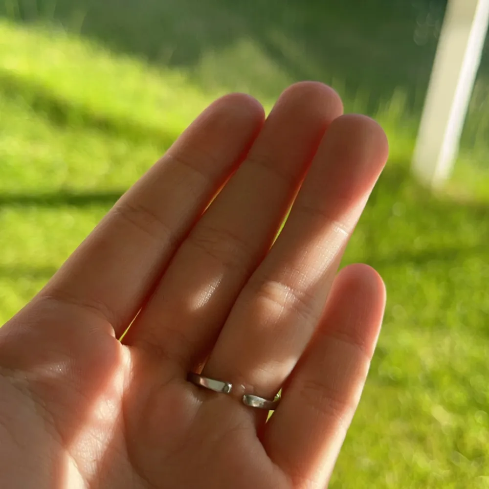 Säljer silverpläterad rostfri ring med stenar på från cider. Säljer då den inte kommer till användning. Kan justeras på baksidan. Originalpris 118kr, använd få gånger utan defekter💕. Asusteet.
