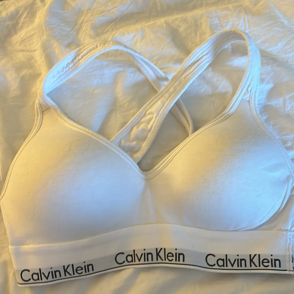 Mycket bra skick på två calvin klein bhar/ toppar. Knappt använda. Vita är i S och den gråa är i xs 250 kr st eller 350 för båda❤️Nypris 499 st.. Toppar.