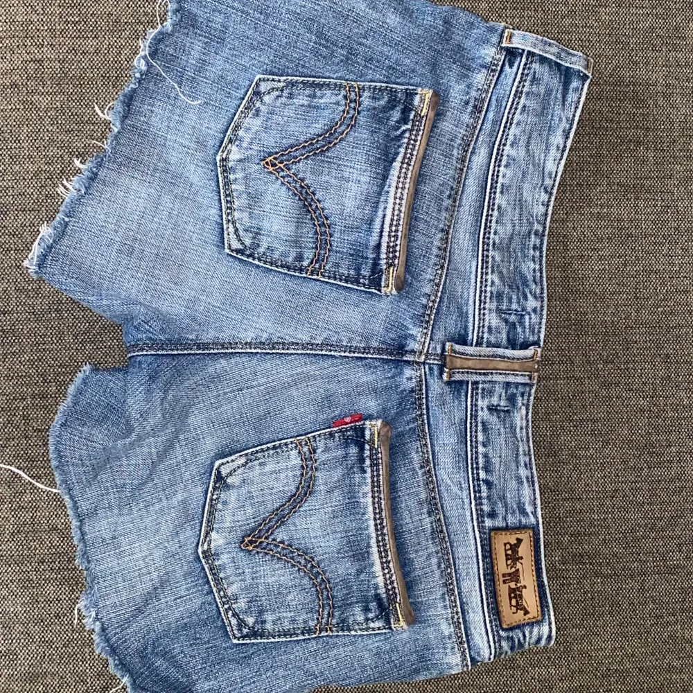 Jättesnygga jeansshorts från Levis med snygga skinndetaljer som jag säljer för de har blivit för små 💕 st S/M och midjemått 82cm runt om. Hör av er vid frågor. Shorts.
