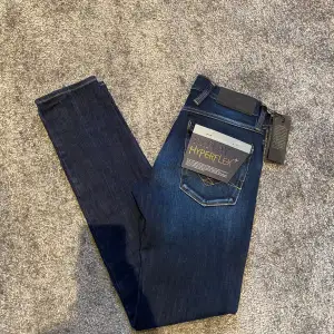Ett par feta Replay jeans i modell Anbass hyperflex. Aldrig använda och alla tags sitter kvar. Nypris 1800kr, mitt pris 449kr. Skriv vid minsta lilla fundering!😄