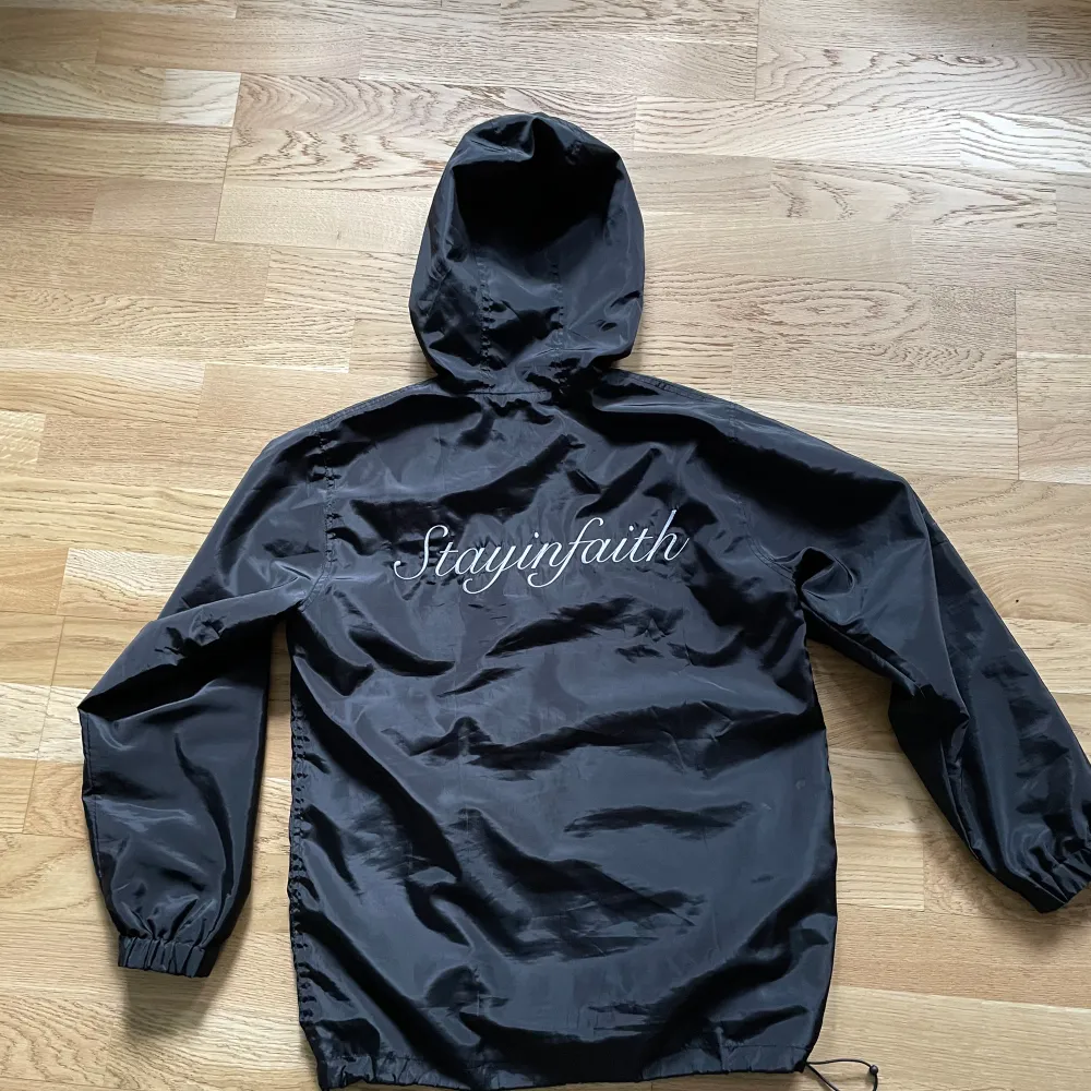 Helt ny windbreaker,  finns flera färger i lager. Instagram: Stayinfaith.clo. Priset för windbreaker är 450kr Kan betala via swish, paypal eller via plick. Jackor.