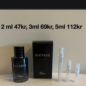 2 ml 47kr, 3ml 69kr, 5ml 112kr av Dior Sauvage edt  - Dior Sauvage edt är en väldigt fräsch doft med tränoter och så känner man lite starkhet. I öppningen så känner man fräscha och starka noter och efter en stund så får man fräscha och träiga noterna. Om ni har frågor eller vill köpa så skicka i dm!