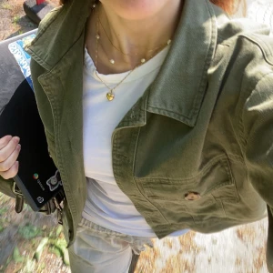 Grön jacka  - As snygg mörk grön jeans jacka 🙌🏼Från even&odd, Inköpt för 299 kr💚 Perfekt under sommarn🤩