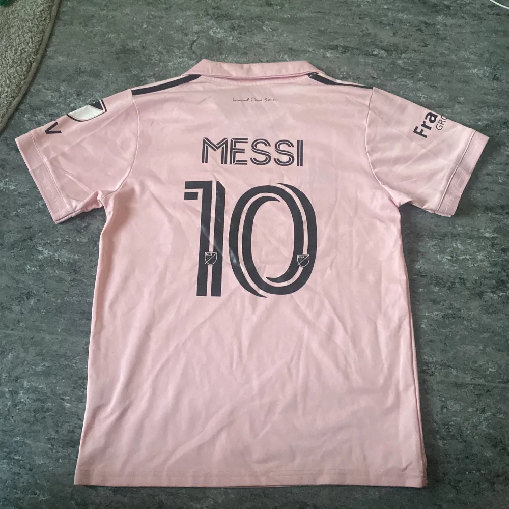 Messi mami tröja rosa använd 1 gång och märkte att de it va min still . T-shirts.