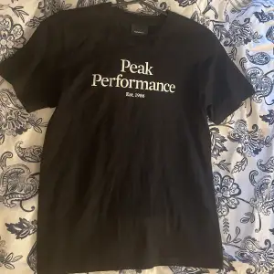 Svart peak performance tröja som är helt oanvänd endast testad 1 gång. Den är i storlek 160 och passar mig som har ungefär XS-S! Nypris 350 mitt pris 250 eftersom att den är i ny skick❣️PRIS GÅR ATT DISKUTERA