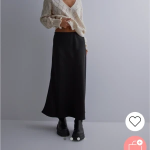 Neo noir satinkjol - Säljer denna neo noir långkjolen i satin i svart, då jag har många andra kjolar. Superfint skick! Nypris 750kr mitt pris 200💕