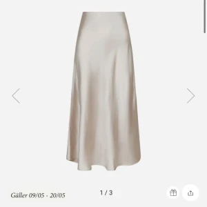 Neo noir satinkjol champange - Säljer denna HELT nya satinkjol från Neo Noir med lapparna kvar. Den tredje bilden är samma modell men bara i en annan färg för att visa passformen. Iom att den är i nyskick har den inga defekter! Nypris 750kr, mitt pris 250💕