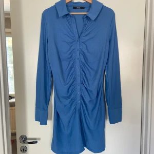 Tilly dress från Bikbok - Blå klänning med scrunch framtill.  Superskön och väldigt fin på! I nyskick!  