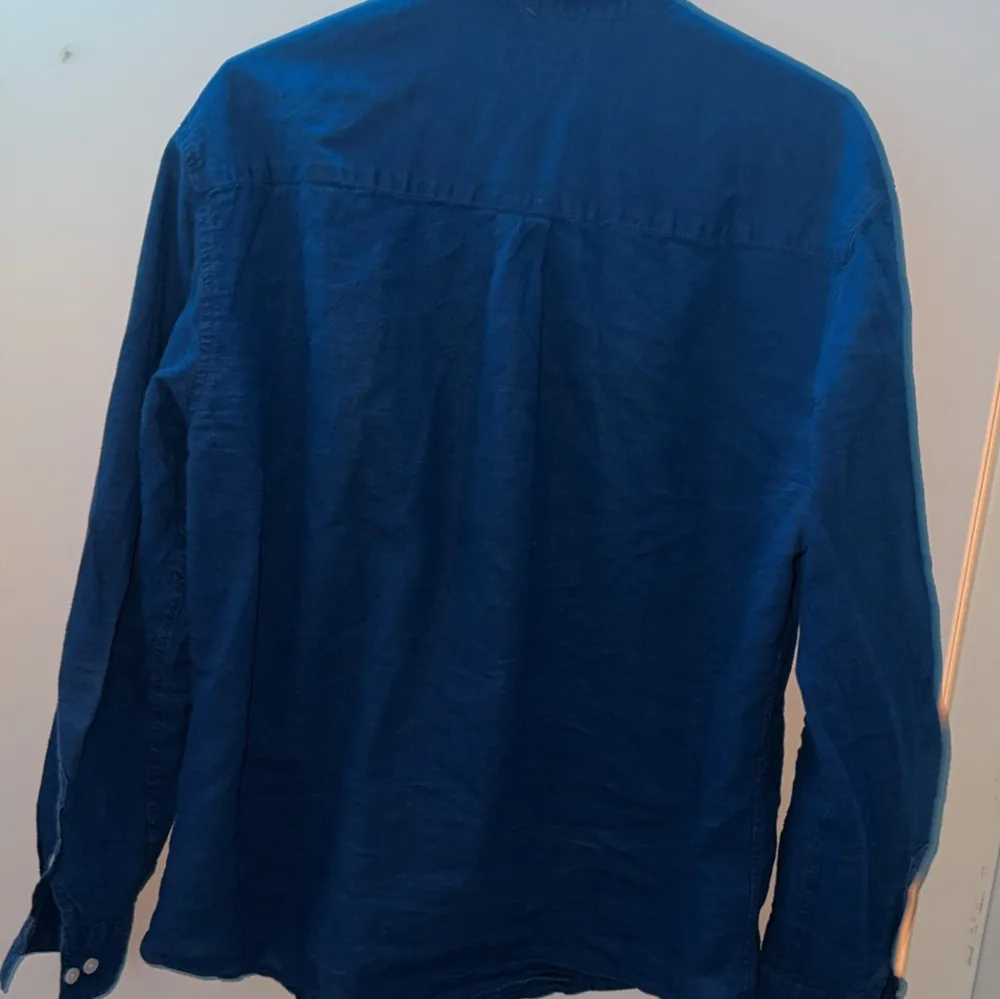 Tjena! Säljer en riktigt snygg linne skjorta till sommaren size M condition 8/10. Skjortor.