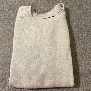 PELLE P tröja - En väldigt fin PELLE P tröja till salu, storlek s men passar utmärkt till xs, perfekt nu inför en varm sommar kväll. Skick 8/10 skriv vid några funderingar.