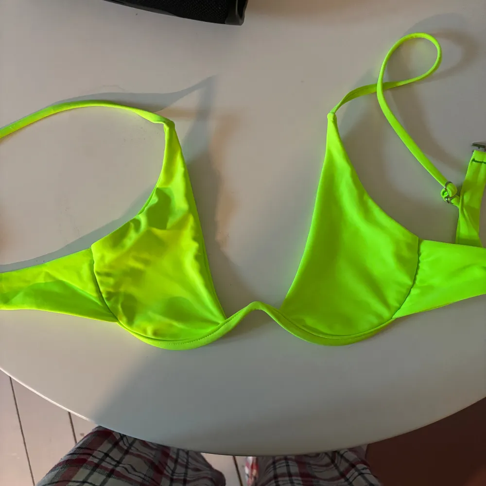 Fin bikini topp grön. Helt ny endast testad. Säljer pga för liten för mig. (Har en i svart också). Övrigt.