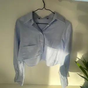 Säljer min croppade skjorta från Zara, super fin! Använt 2-3 gånger. Grymt skick, jättefin färg💓
