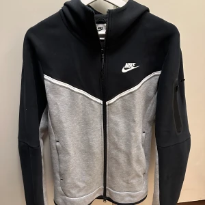 Nike tech fleece - Bra skick, inte haft den så länge.