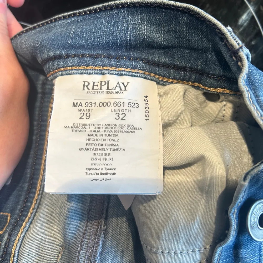 Blå distressed jeans från Replay i modellen Jondrill. Nypris 1799kr, väl använda med hål där bak (se bild 3) men mycket kvar att ge! Storlek 29/32, midjemått 38cm men stretchy skönt bomullstyg så passar lite större också, innerbenslängd 82cm! . Farkut & Housut.
