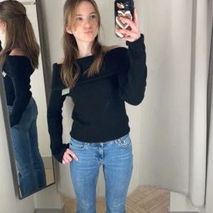 Off shoulder tröja - Säljer en av mina favorit tröjor från hm. Super trendig och as skönt material.
