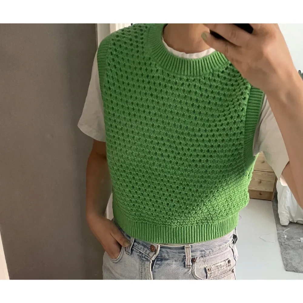 Grön stickad väst från Lindex stl S. Snygg att matcha både till tshirt som till skjorta 💚 120 kr exklusive frakt/mötas upp. . Stickat.