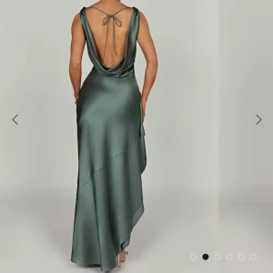 Grön balklänning i satin - Säljer en av mina balklänningar! Beställdes i vintras från BabyBoo fashion. Nypris 1300kr, säljes för 700kr 👗🥂Aldrig använd och prislapp kvar! Jag har vanligtvis S-M, men då den är stor i storlek passar XS mig bra!