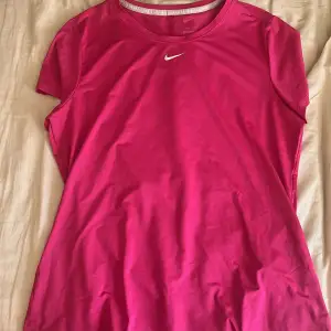 En rosa tröja från Nike som har ett material som andas bra, den suger åt sig mot kroppen och är väldigt väldigt skön att träna i samt färgen är perfekt inför sommaren!;)🩷 Den är endast använd  2 ggr Porto tillkommer 