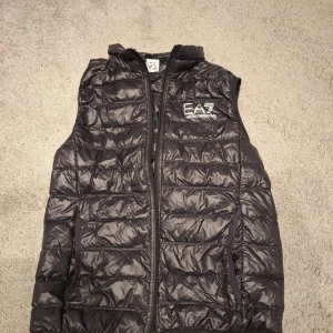 Ea7 väst  - Hejsan jag hjälper min vän sälja sin väst  Den är använd typ 3-4 ggr och är bra skick perfekt inför sommarn 