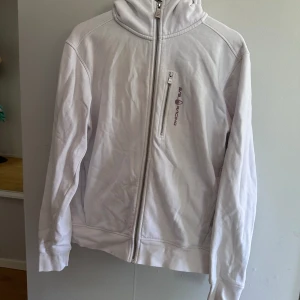 Sail racing hoodie - Vit sail racing hoodie i storlek M,väldigt fint skick knappt använd då den var för stor