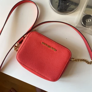 Michael Kors axelremsväska  - Supersöt märkesväska i korallfärg, så fin att ha till sommaren💗  (Lite missfärgat på baksidan, se sista bilden. )