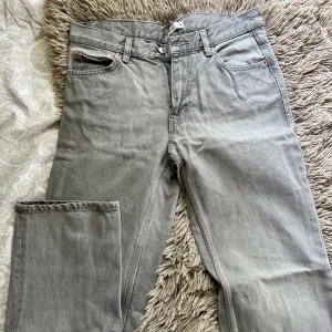Jeans från Gina Tricot - Säljer då de inte kommer till användning, använda endast 4 gånger. Skriv för fler bilder!!🩶
