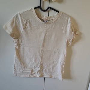 Benvit tröja - Super fin tröja väldigt luftigt till sommarn♥️ Används få gånger. 