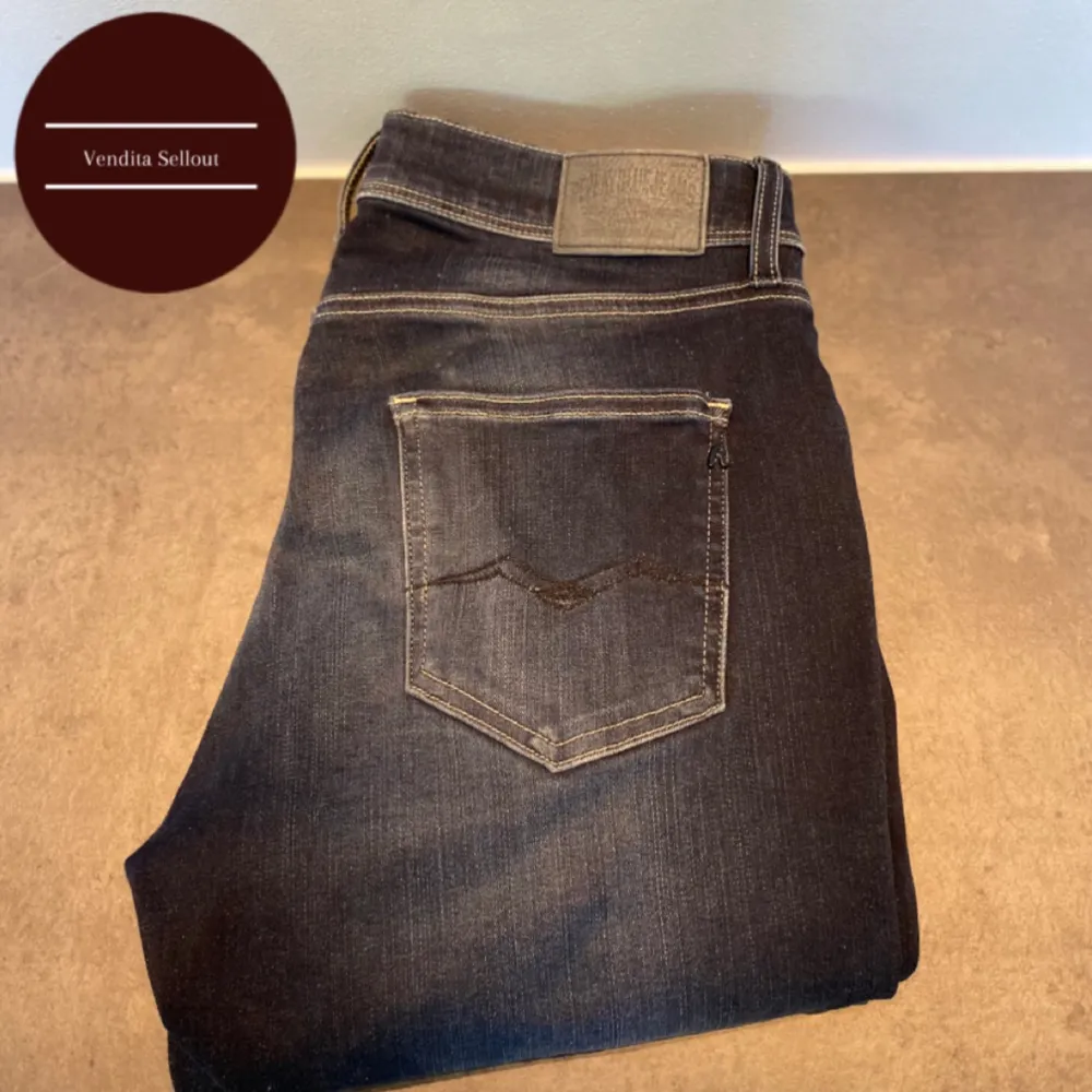 Säljer dessa Replay hyperflex jeans för endast 499kr!🤩| jeansen är i toppskick! | Storleken är 166 men är som 28/32 | skriv vid frågor och funderingar!😁. Jeans & Byxor.