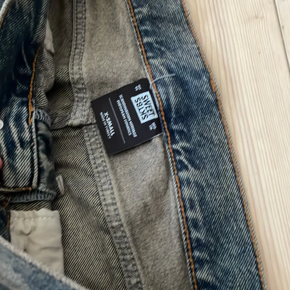 Tvärfeta sweet sktbs jeans som bara är använda några gånger. Storlek xs passar mer som S/M med baggy fit. De har en riktigt nice stonewash. Kontakta för mer info!. Jeans & Byxor.