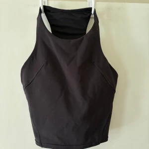 Lululemon träningstopp  - Oanvänd topp från Lululemon, inbyggd bh. Strl 6 motsvarar S/M