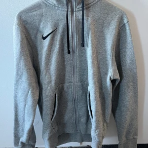 Nike hoodie kit - Väldigt bra skicka knappt använd. Nypris 799kr har även byxorna på min profil 